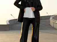 Укороченные черные брюки из эко-кожи