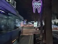 Реклама на придорожных столбах Алматы, фотография 2