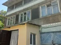 В Городе Талгаре срочно продаётся дом трёх этажный тёплый.