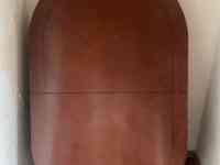 Стол из темного дерева