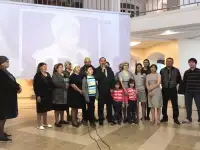 Ведущие, режиссёры, сценаристы, дикторы на казахском русском языках на Еске алу поминки, проектор большой 6 м. экран, фотография 2