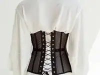 Черный корсет на шнуровке