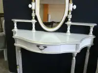 Продам новый шикарный туалетный столик российского производства,из МДФ и элементы массива березы,в крашении Б.Э+золочени, фотография 2