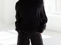 Черный трикотажный костюм с широкими брюками