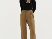 Бежевые брюки прямого кроя