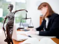 Юрист адвокат юридические услуги консультации