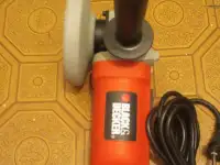 Угловая шлифмашина Black Decker болгарка