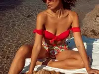 Яркий лиф на завязках