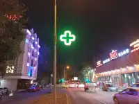 Реклама на бордах вдоль дороги., фотография 2