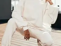 Белый костюм с удлиненным свитшотом