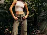 Расклешенные джинсы в цвете хаки