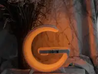 LED Светильник со встроенной беспроводной зарядкой для телефона и колонкой, фотография 3