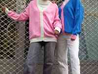 Розовый кардиган с белой окантовкой