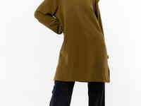 Оливковое платье свободного кроя