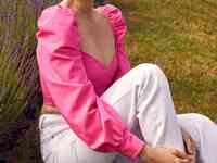 Малиновый топ с фигурным вырезом, фотография 2