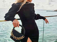 Закрытое платье черного цвета