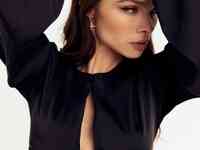 Черный атласный кроп-топ с вырезом