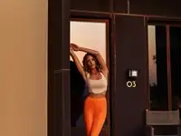 Оранжевые брюки с разрезами