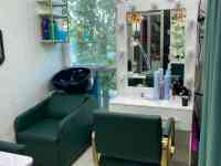 Продам действующий Бизнес салон красоты оборудование вместе с расходными материалами аренда 150 000