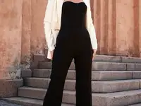 Черные брюки прямого кроя