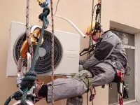 Монтаж систем кондиционирования / Установка внешнего блока кондиционера / Высотные работы / Альпинисты, фотография 3