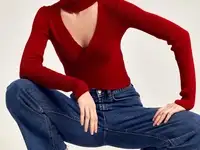 Красный топ с вырезом