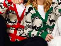 Кардиган с оленями в зеленой окантовке