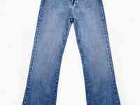 Расклешенные джинсы с актуальной вышивкой