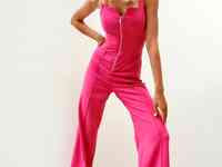 Яркий брючный комбинезон