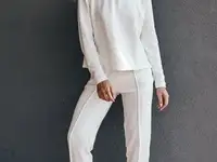 Белый костюм с рельефными швами