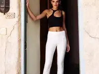 Молочные брюки с разрезами