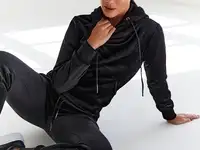 Черный велюровый костюм