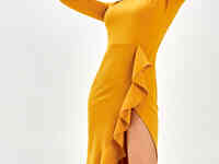 Желтое платье с высоким разрезом