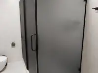 Изготовление и монтаж душевых перегородок из каленого стекла на заказ, фотография 3