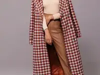 Красное пальто в гусиную лапку