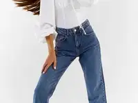 Стильные джинсы с разрезами