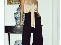 Бежевая атласная блуза с завязками