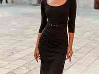 Приталенное черное платье с поясом
