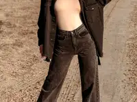 Трендовые джинсы с широкими штанинами