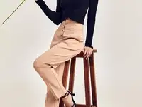 Черный топ с вырезом