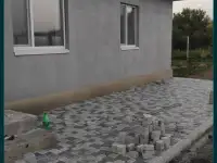 Укладка тротуарной плитки  Установка поребриков и бардюров  Преобразуем ваш двор в красоту и удобства.  Качественно и, фотография 6