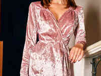 Пудровое бархатное платье