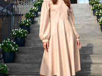 Лаконичное кожаное платье бежевого цвета