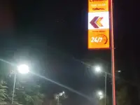 Указатель на фонарный столб освещения, фотография 2