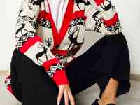 Кардиган с оленями в красной окантовке