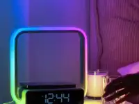 LED-светильник с RGB-подсветкой и беспроводной зарядкой, фотография 6