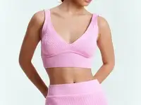 Яркий трикотажный кроп-топ