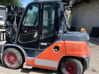 Вилочный погрузчик Toyota 8FD35 с кабиной из Японии, фотография 10