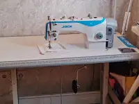 Прямострочная швейная промышленная машина Jack f4 со столом, фотография 3
