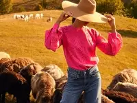 Яркая блуза из прошвы